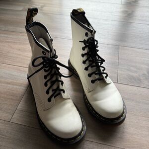 Dr Martens 1460W Pascal White Patent Leather 8 Eye Combat Boots Womens Size 6